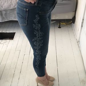 A&F LOW RISE ANKLE EMBROIDERED JEANS